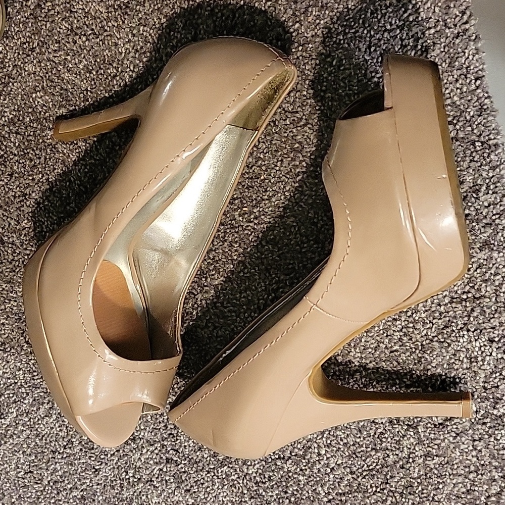Peep toe shiny tan heels Candie's